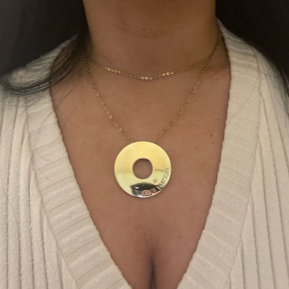 Louis Vuitton hardware medallion necklace - Picture 5 of 8